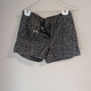 New York & Company Shorts 4 Black White Tailored Pockets Mid Rise Relax Minimal